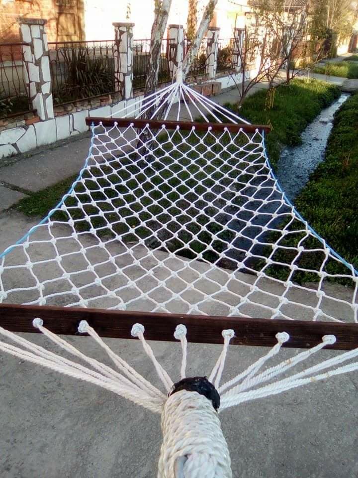 Bela viseća mreža od konopca sa drvenim letvama