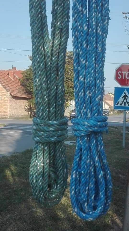 Debela pletena užad u zelenoj i plavoj boji, smotana u kolut